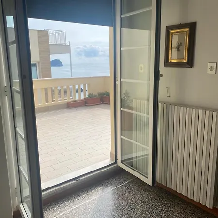 Blu , 10 Mt From Sea , One Parking Gratuito Free Spotorno